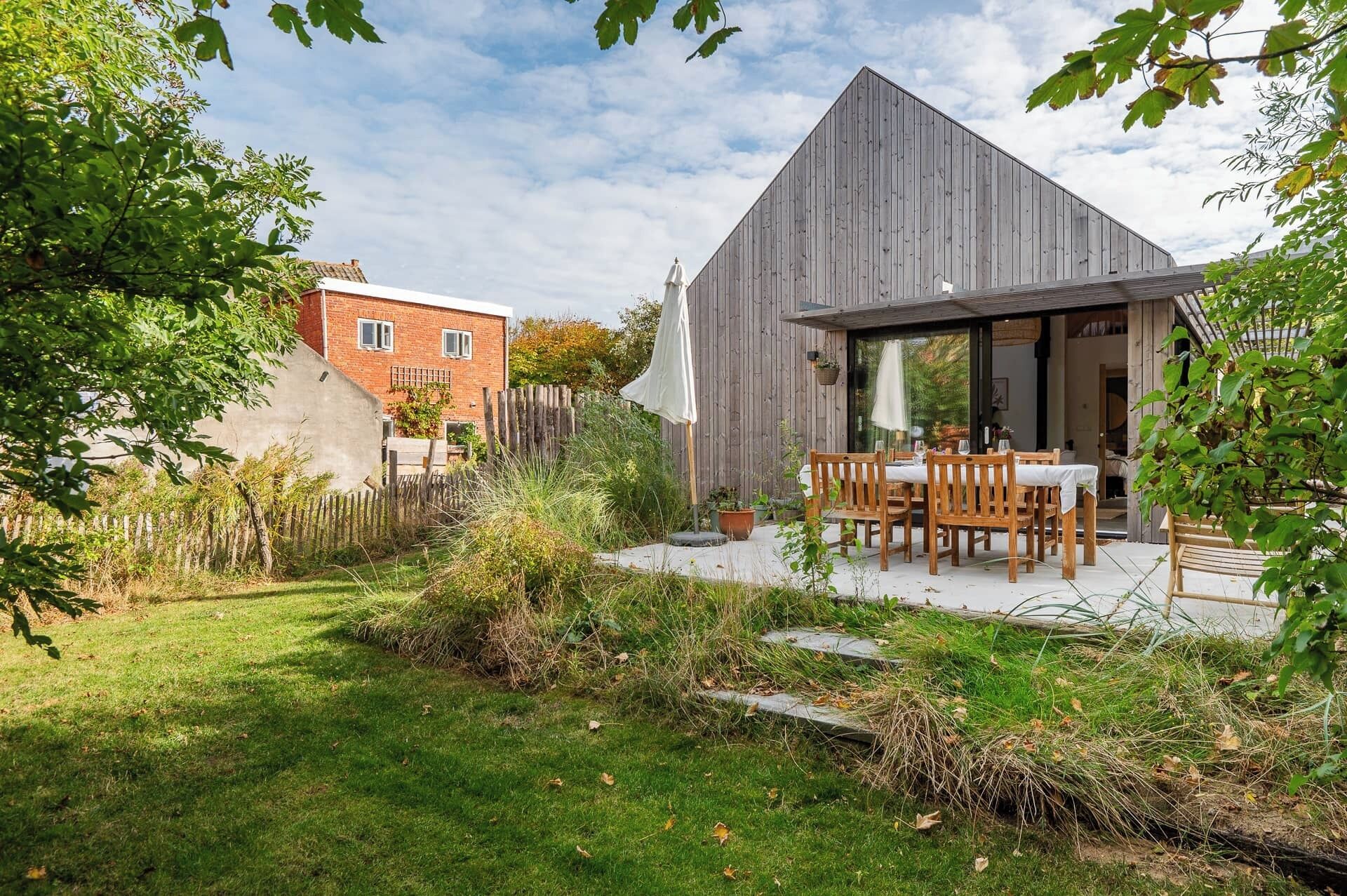 屋外ダイニングエリア