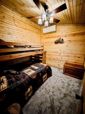 مكتب ومكواة/لوح كي وملاءات أسرّة وتسهيلات لدخول الكراسي المتحركة