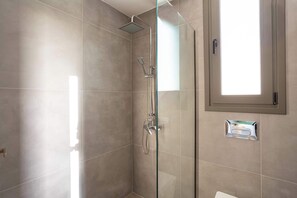 Shower, hair dryer, towels - Eneos Boutique Residence - Koroni Garden Nest (QXW3+7GQ Koroni, Greece)