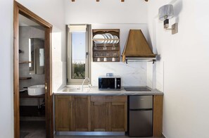 Kühlschrank, Mikrowelle, Ofen, Wasserkocher mit Kaffee-/Teezubehör