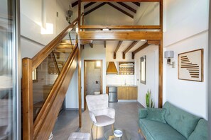 Una televisión, una oficina