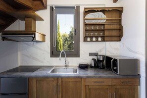 Private kitchen - Eneos Boutique Residence - Koroni Poolside Jewel (QXW3+7GQ Koroni, Greece)