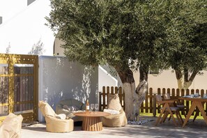 Outdoor dining - Eneos Boutique Residence - Koroni Poolside Jewel (QXW3+7GQ Koroni, Greece)