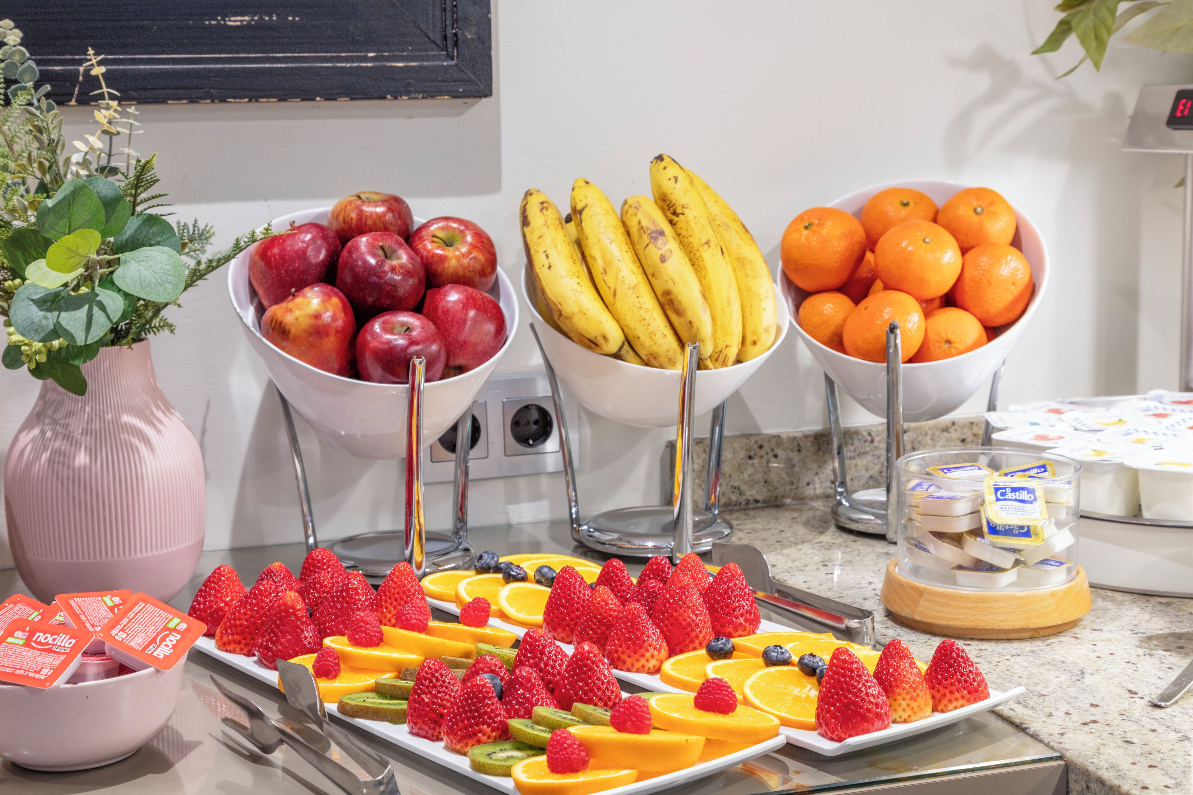 อาหารเช้าแบบบุฟเฟ่ต์ทุกวัน (EUR 14 ต่อคน)