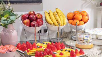 อาหารเช้าแบบบุฟเฟ่ต์ทุกวัน (EUR 14 ต่อคน)