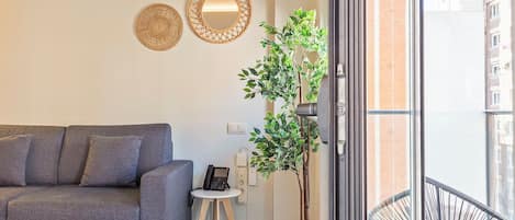 Apartamento Urban con terraza | Ferro/asse da stiro, Wi-Fi gratuito