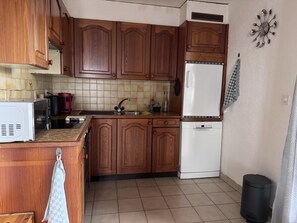 Geladeira, micro-ondas, fogão, lava-louças