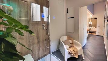 Doccia, set di cortesia gratuito, asciugacapelli, bidet