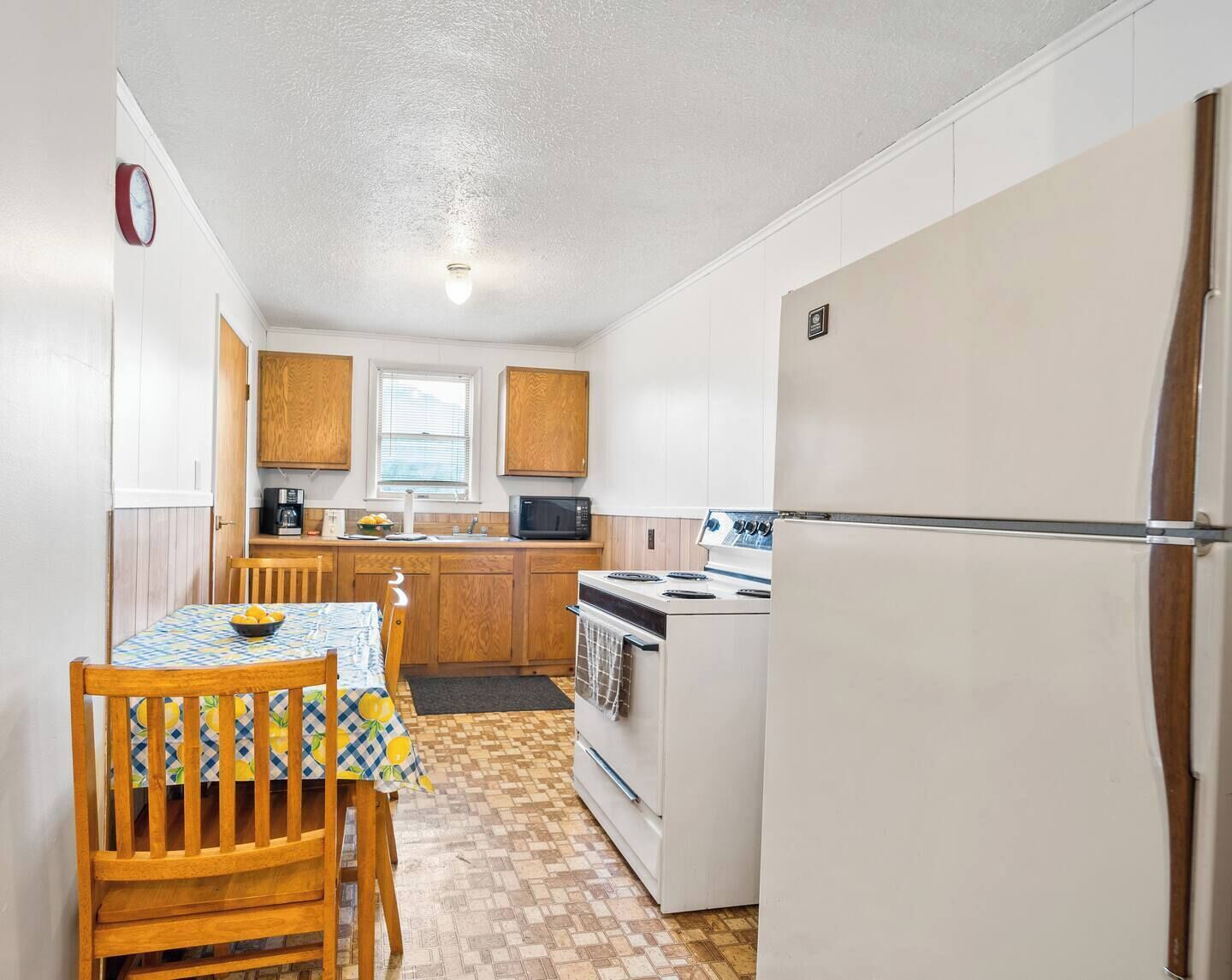 Frigorífico, microondas, horno y placa de cocina