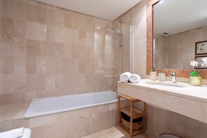 Lägenhet (3 Bedrooms) | Badrum | Badkar