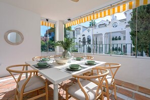 Apartment (3 Bedrooms) | In-room dining - Bright&exclusive 3BD Apartment Estepona. El Presidente (Estepona)