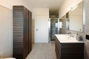 Dusche, Whirlpool, Haartrockner, Bidet