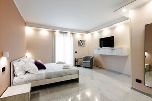 8 slaapkamers, een kluis op de kamer, een strijkplank/strijkijzer