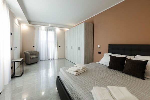 8 habitaciones y caja de seguridad en la habitación 