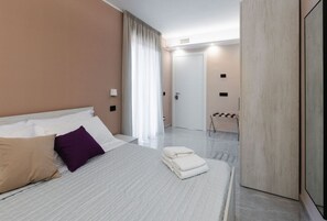 8 chambres, coffres-forts dans les chambres, fer et planche à repasser