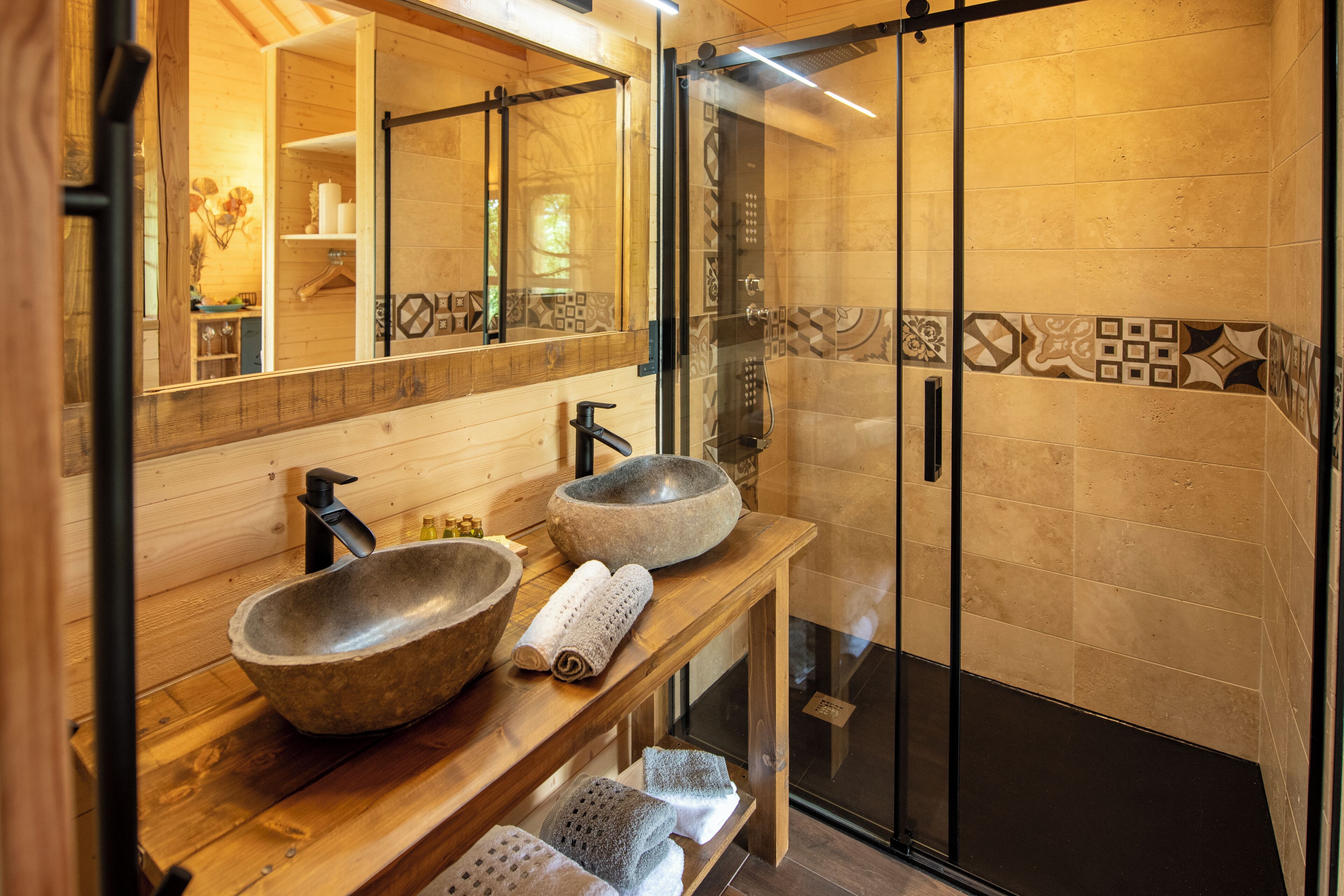 Een douche, een hydromassagedouche, gratis toiletartikelen