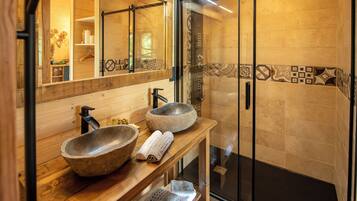 Een douche, een hydromassagedouche, gratis toiletartikelen