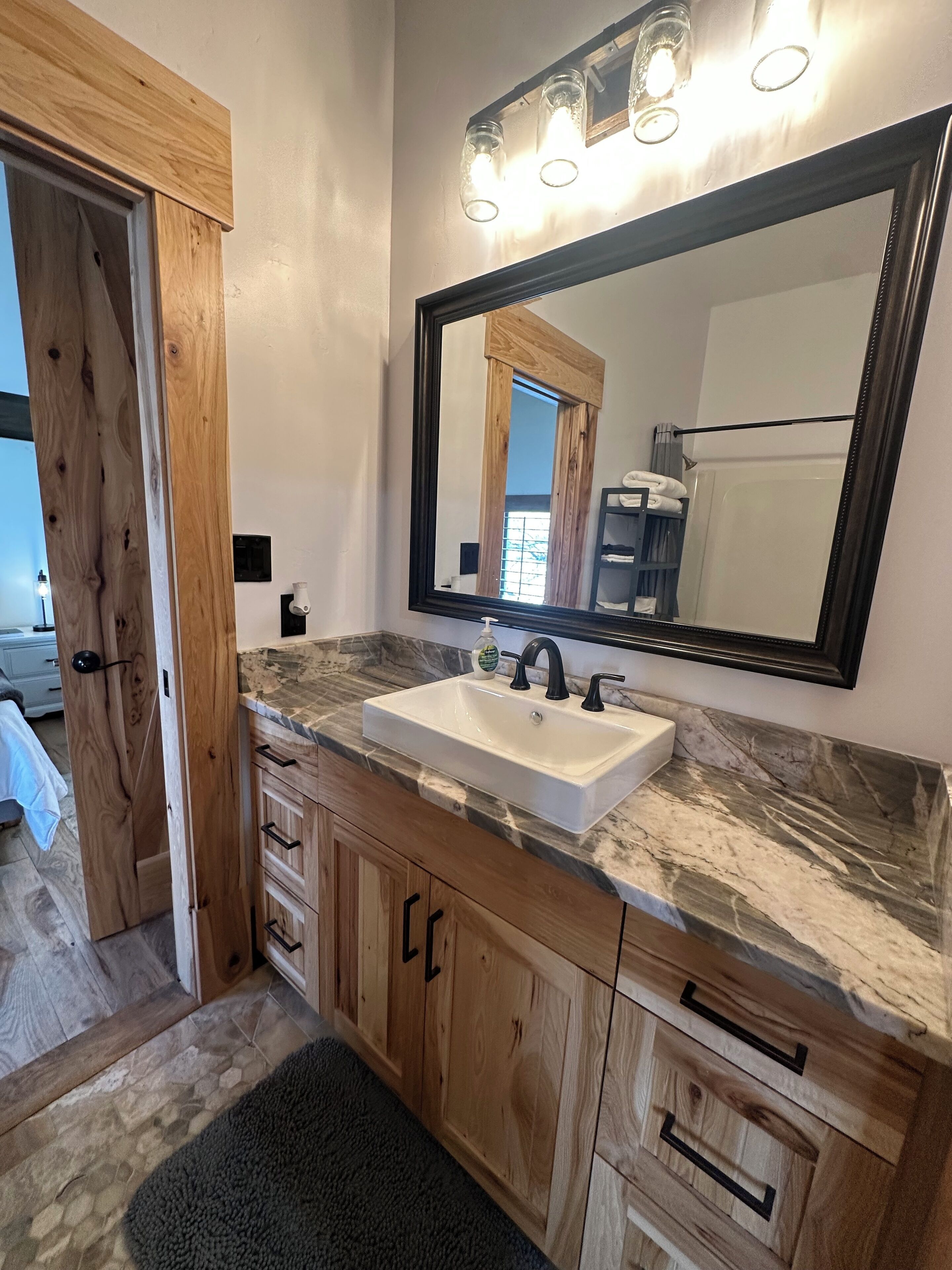 吹风机、毛巾、肥皂、卫生纸