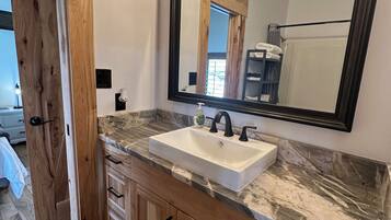 吹风机、毛巾、肥皂、卫生纸