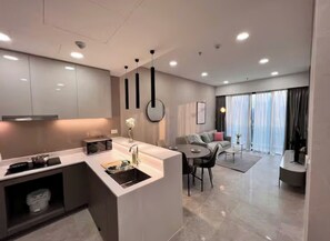 Suíte grand, 1 quarto, acesso ao Club Lounge, vista para o rio | Área de estar | Smart TV 65 polegadas com canais a cabo, lareira, Netflix