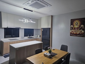 Kühlschrank, Herdplatte, Wasserkocher, Toaster