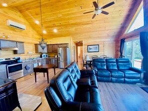 Smart TV, fireplace, books - Safe Harbour Vacation Lodge – Riverside Comfort, Kayaks & Outdoor Adventure (Mount Stewart)