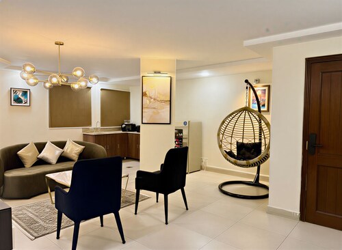 Serene Olive Apt - Self Checkin above Imtiaz Mall Gulberg