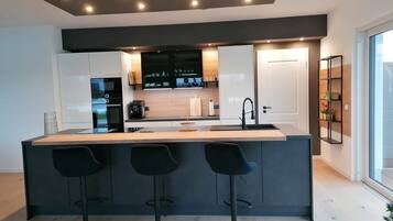 Réfrigérateur, micro-ondes, four, plaque de cuisson