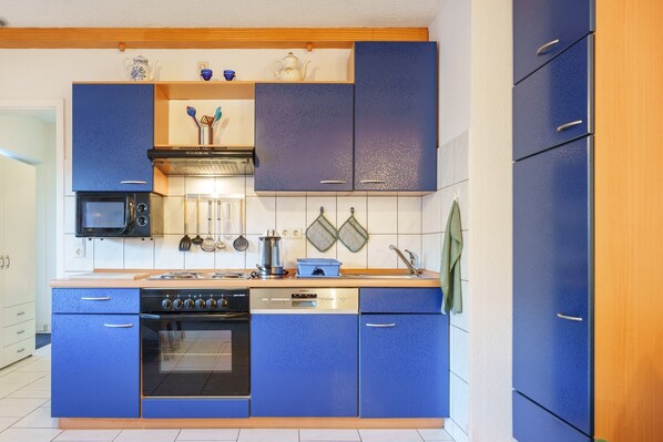 Een koelkast, een microgolfoven, een oven, een kookplaat