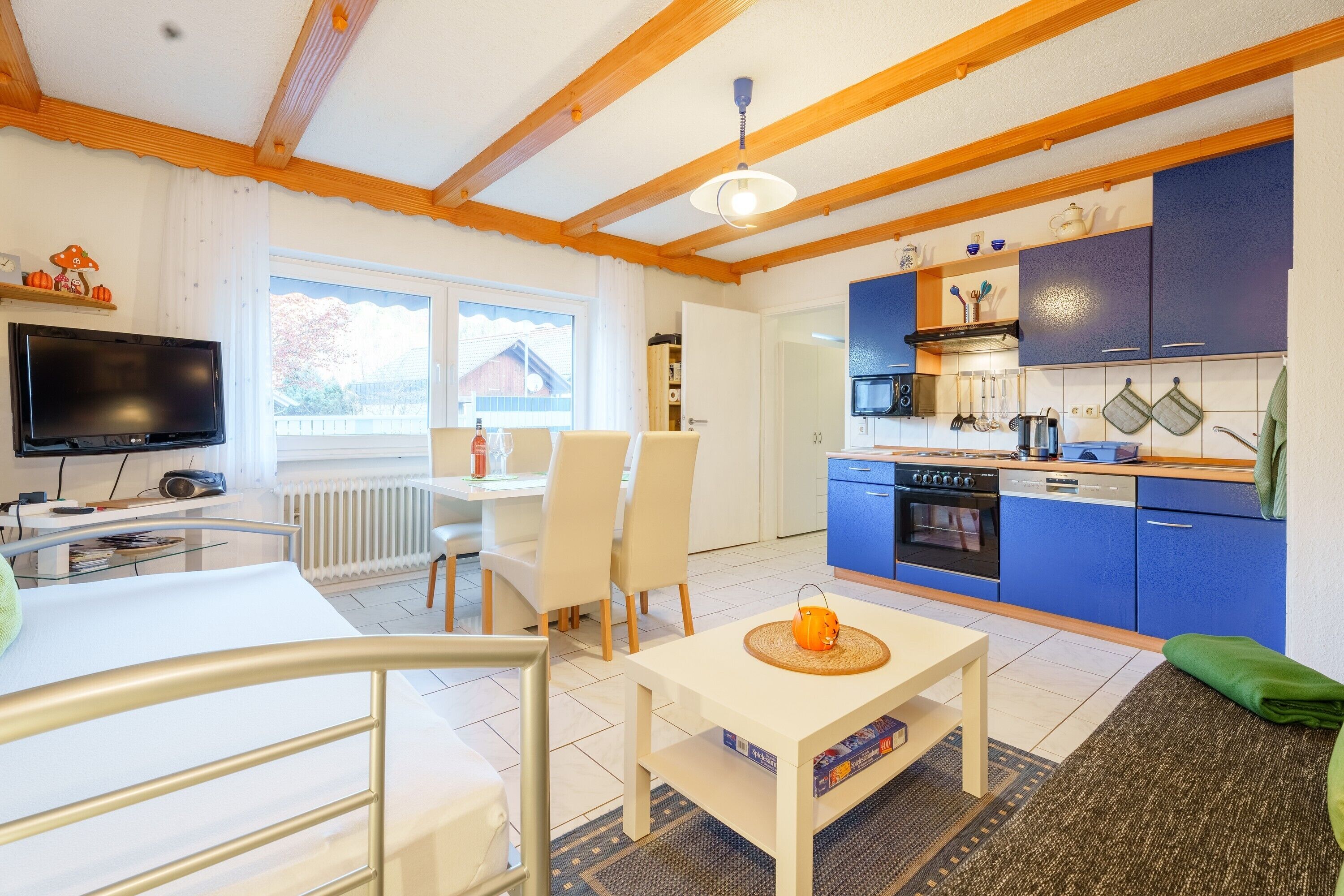 Frigorífico, microondas, horno y placa de cocina