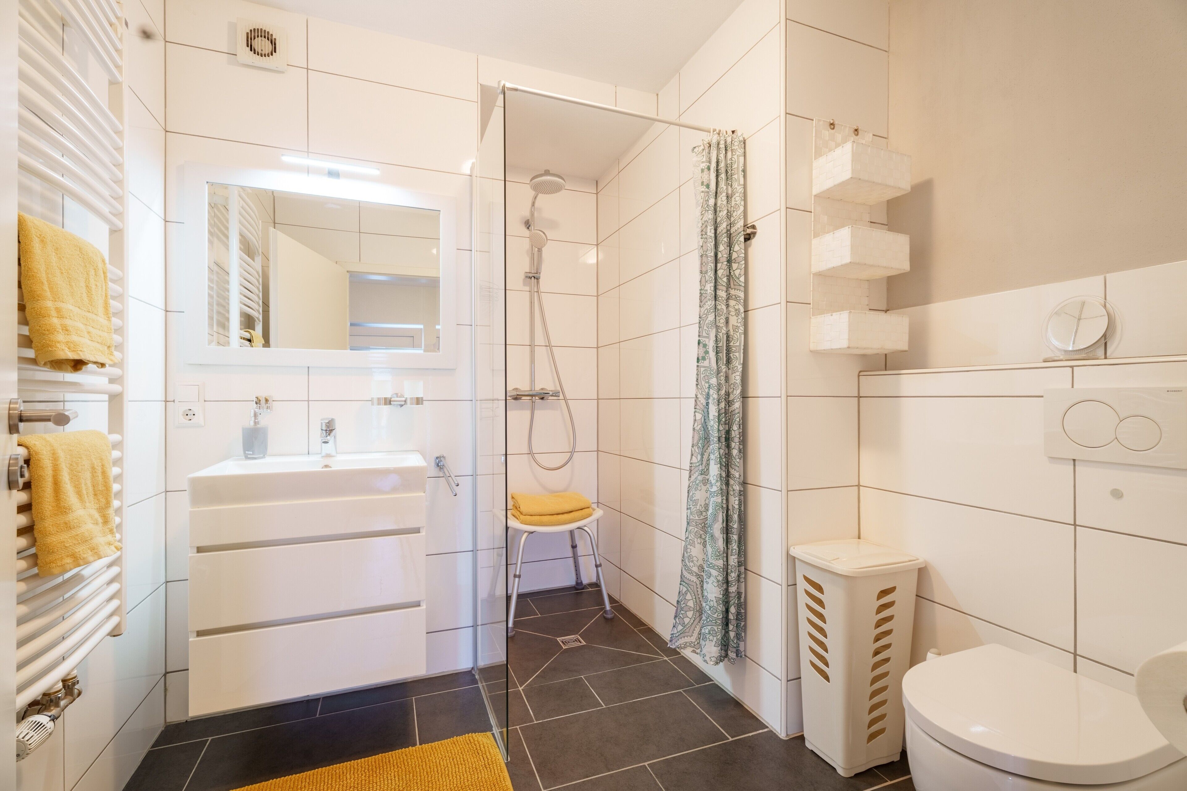 Een douche, een haardroger, handdoeken
