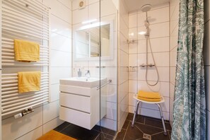 Dusche, Haartrockner, Handtücher