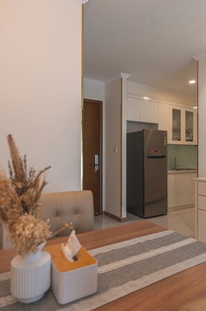 تناول الطعام داخل الغرفة