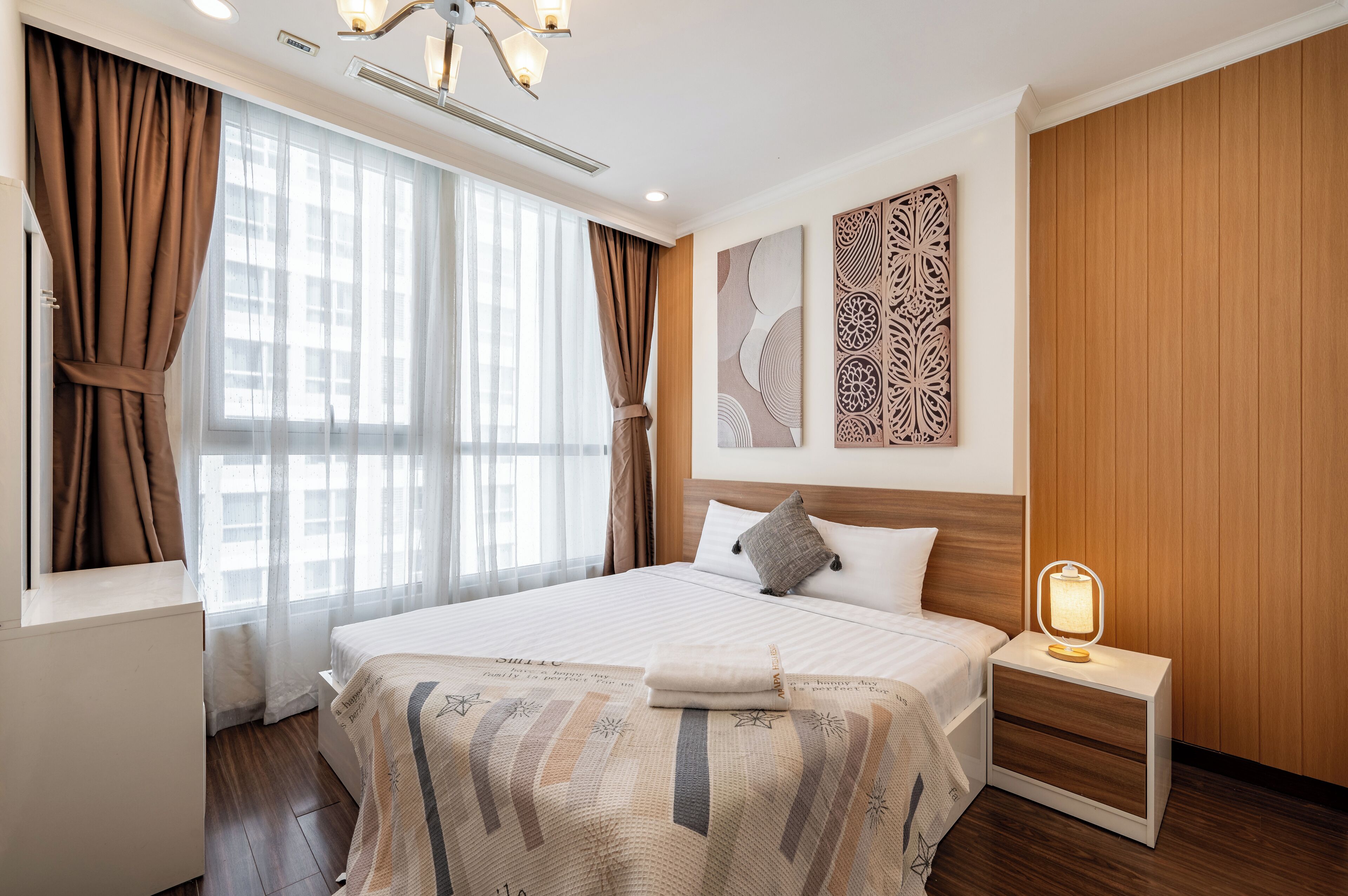 Panoramic-Apartment, 1 Schlafzimmer, Stadtblick | Individuell dekoriert, individuell eingerichtet, Schreibtisch