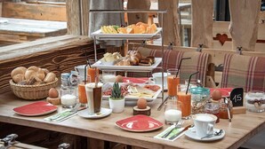 Een ontbijtbuffet met diverse gerechten, drankjes en een nummerbord bij de tafel.