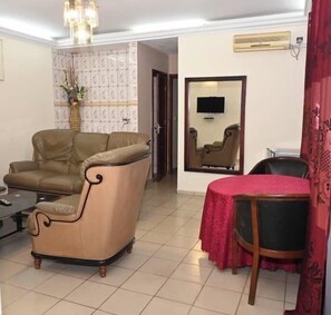Comfort Double Room, Balcony | Living area | 32-inch flat-screen TV with cable channels - Hôtel Santa Lucia  (Yaoundé)