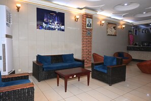 32-inch flat-screen TV with cable channels - Hôtel Santa Lucia  (Yaoundé)