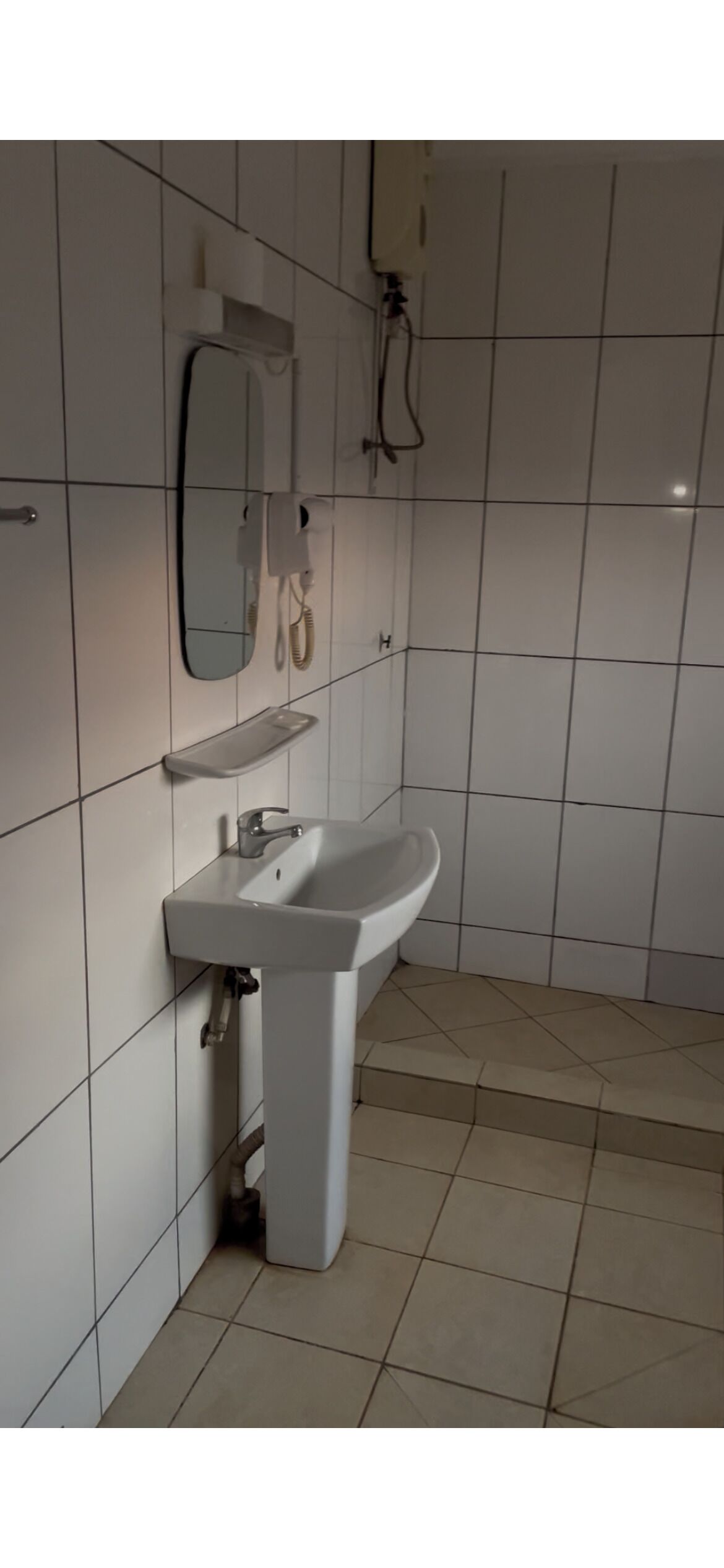 Douche, serviettes fournies, savon, papier de toilette