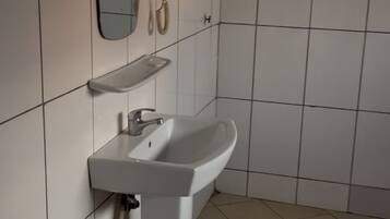 Douche, serviettes fournies, savon, papier de toilette