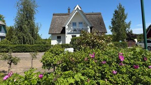 Et hus med et stejlt tag og en balkon.