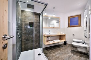 Doccia, asciugacapelli, asciugamani