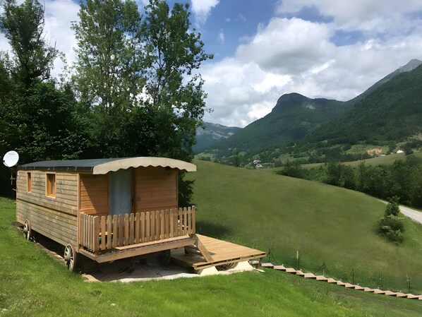 Exterior - Heidi's Caravan: Unique Mountain Getaway for Up to 6 Guests (La Thuile)