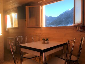Dining - Heidi's Caravan: Valley and Mountain Views (La Thuile)