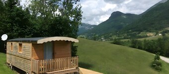 Heidis Wohnwagen mit Tal- und Bergblick