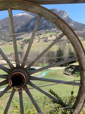Property grounds - Heidi's Caravan: Valley and Mountain Views (La Thuile)