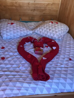 1 bedroom, bed sheets - Heidi's Caravan: Valley and Mountain Views (La Thuile)