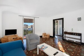 TV - Apartment 'Casa Terrazza Marino' with Private Terrace and Wi-Fi (Levanto)