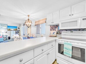 Fridge, microwave, oven, stovetop - 🏖️BeachFront-2 Pools-Great Location-Pinnacle Port PH36🏖️ (Panama City Beach)
