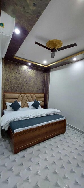 مكتب ومكواة/لوح كي وواي فاي مجانًا