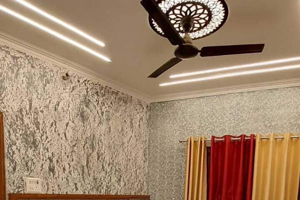 مكتب ومكواة/لوح كي وواي فاي مجانًا